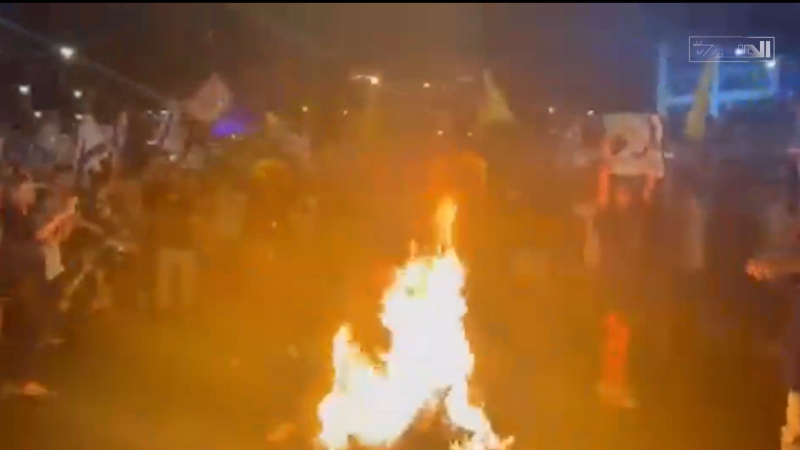 Protesters Ignite Fires in Tel Aviv Demanding Prisoner Release