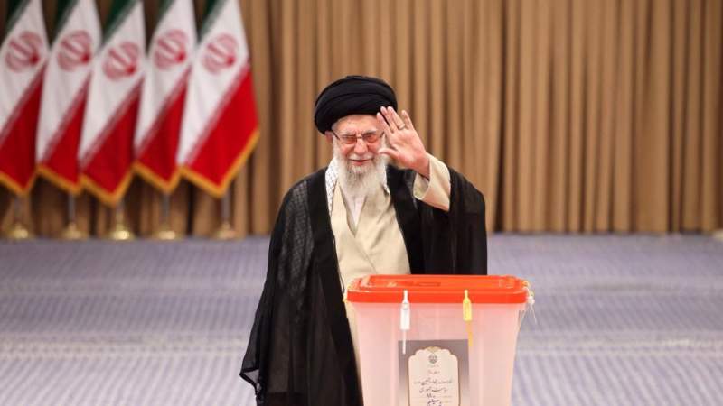 Seyyed Khamenei Hails People's Participation in Iran Election Runoff