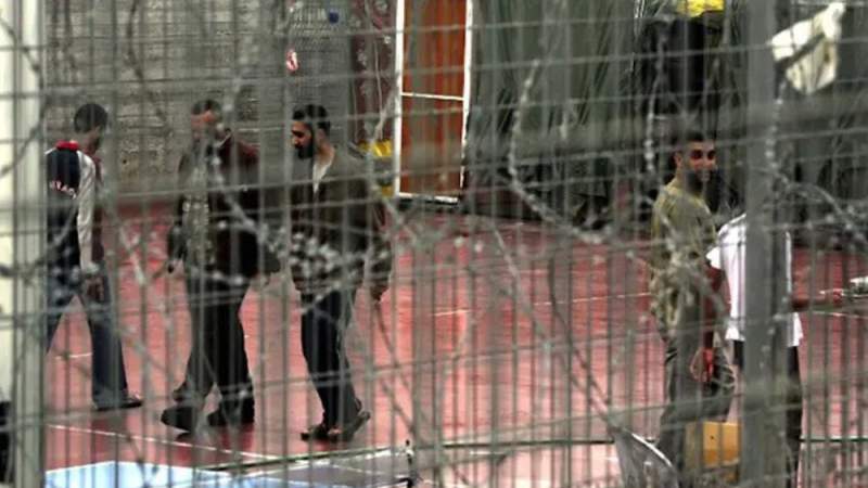  Official: Israel Warns to Deny Palestinian Prisoners Treatment If Strike not Called Off 