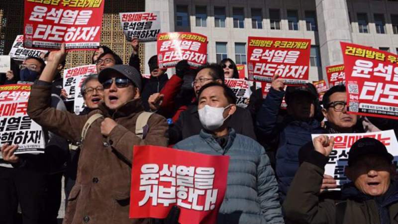 Thousands of South Korean Protestors Call for President to Resign Over Martial Law Order