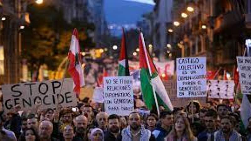 Pro-Palestinian Protest in Barcelona Turns Tense with Police