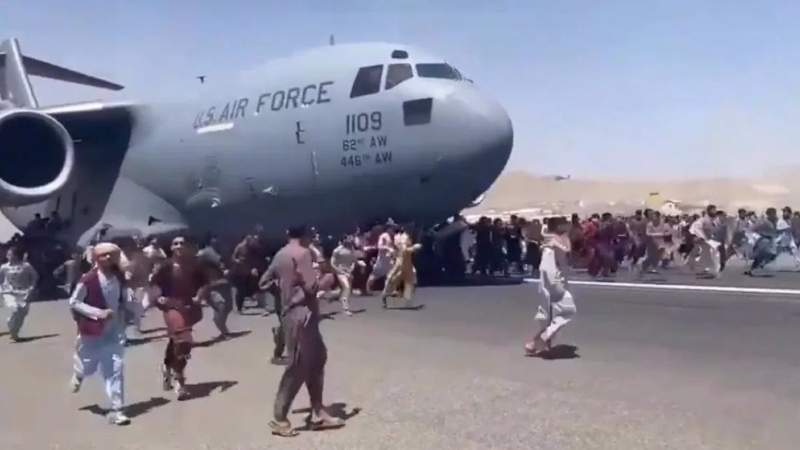  US Air Force Clears Crew of Plane That Took off with Afghans on Outside of Aircraft 