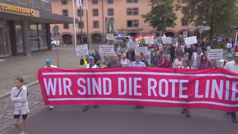 Activists Rally in Germany to Protest Against Arming Ukraine with Cluster Munitions